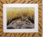 tigre au repos sur un rocher dans la savane