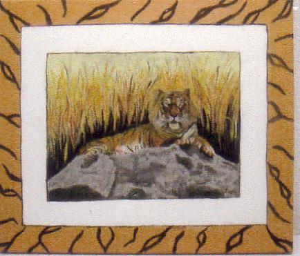 tigre au repos sur un rocher dans la savane