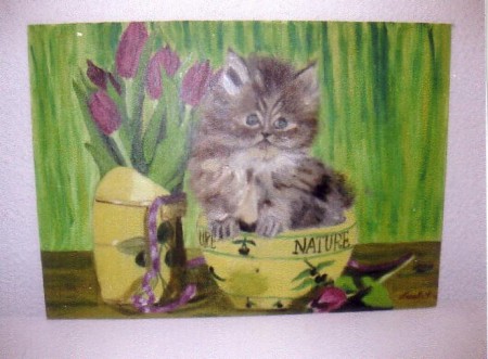 petit chaton dans un bol et bouquet de tulipes
