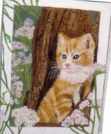 chaton au pied d'un tronc d'arbre