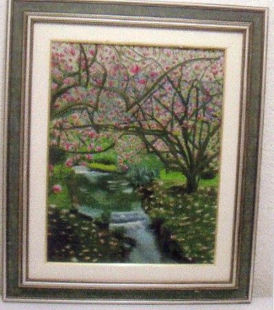 Ruisseau dans un parc sous des magnolias